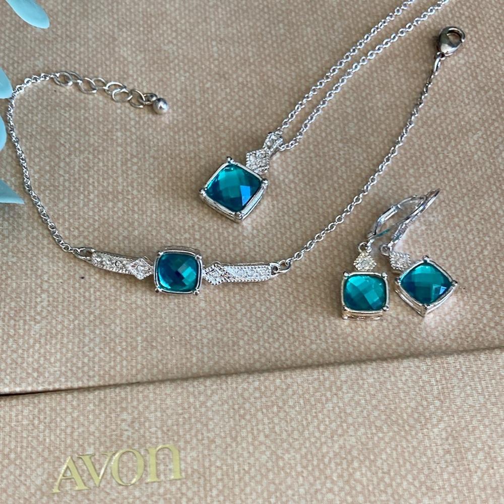 Avon 2013 Aqua & Rhinestone Necklace Bracelet Earring Set Silver Statement NBE2